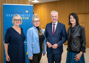 (v.l.) Eva-Maria Schagerl, stv. ANDA-Vorsitzende, Christa Grosz, Pflegedirektorin UK Wr. Neustadt/UK Hochegg, Maria Aichinger, Pflegedirektorin UK Neunkirchen, und Landesrat Anton Kasser.