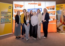 Startschuss des Girls’ Day 2026 bei der Firma Forster Verkehrs- und Werbetechnik GmbH in Waidhofen/Ybbs mit Sandra Kern, Landesgeschäftsführerin des AMS Niederösterreich, Bildungs-Landesrätin Christiane Teschl-Hofmeister, Geschäftsführerin Pamela Forster, Michaela Roither, Geschäftsführerin der Industriellenvereinigung Niederösterreich, Vera Sares, Landesvorsitzende von Frauen in der Wirtschaft der Wirtschaftskammer Niederösterreich (hinten, v.l.n.r.) und den beiden Schülerinnen der 3. Klasse der NMS Wolfsbach Lorena Stockinger und Annika Sturm (vorne, v.l.n.r.)