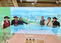 Mit den Mostbaronen in der neuen Birnerlebniswelt: Andreas Selner, Primus Bernhard Datzberger, Landeshauptfrau Johanna Mikl-Leitner, Bürgermeister Lukas Michlmayr, LEADER Region Moststraße-Obfrau Michaela Hinterholzer und Hans Hiebl.