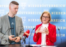 Landeshauptfrau Johanna Mikl-Leitner (rechts) mit dem künftigen Sonderbeauftragten des Landes Niederösterreich für die europäische Wasserstoffstrategie, Lukas Renz (links)