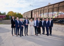 (v.l.) Maximilian Erhart (ÖBB-Infrastruktur AG), Friedrich Janka (ÖBB-Infrastruktur AG), ecoplus Geschäftsführer Helmut Miernicki, LH-Stellvertreter Udo Landbauer, Landeshauptfrau Johanna Mikl-Leitner, Bürgermeister Guntramsdorf Robert Weber, Erhard Gredler (Gemeinderat Wiener Neudorf), Roman Divoky (Logistikleiter Frankstahl), Thomas Gruber (Geschäftsführer Wiener Lokalbahnen) und Clemens Spenger (Wiener Lokalbahnen).