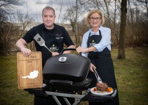 Landeshauptfrau Johanna Mikl-Leitner mit dem Pielachtaler Grill-Champion Jürgen Gschwendtner.