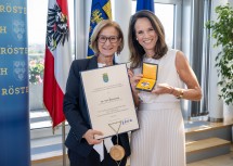 Landeshauptfrau Johanna Mikl-Leitner verlieh Vera Russwurm das „Große Goldene Ehrenzeichen für Verdienste um das Bundesland Niederösterreich“.