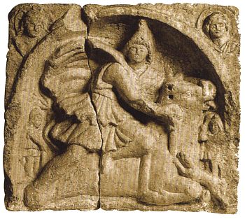 NÖLA Kalksteinrelief, frühes 3. Jh. n. Chr., Mithras tötet den Stier